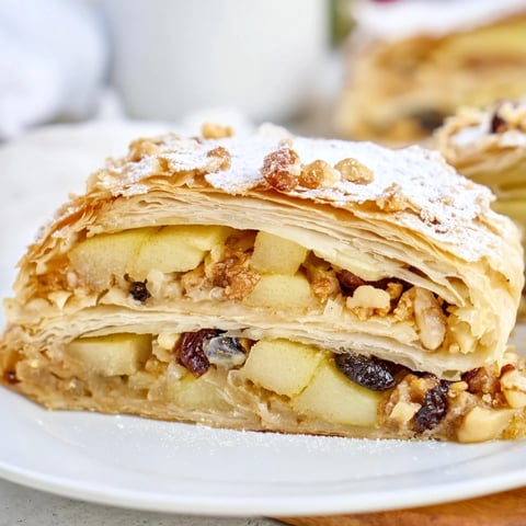 Klassisches Rezept für deutsche Apfelstrudel mit warm gewürztem Apfelfüllung