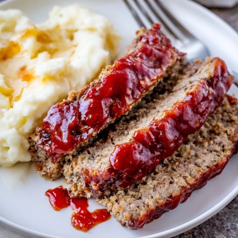Saftiger Meatloaf mit cremigen, buttrigen Kartoffelpüree für ein herzhaftes Abendessen.